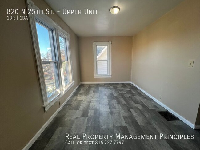 Building Photo - Pet Friendly, 1 Bedroom 1 Bath Walk-Up Tow...