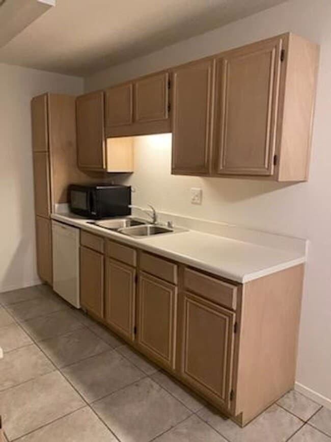 Building Photo - Carlsbad Condo, Close to Good Schools w/ L...