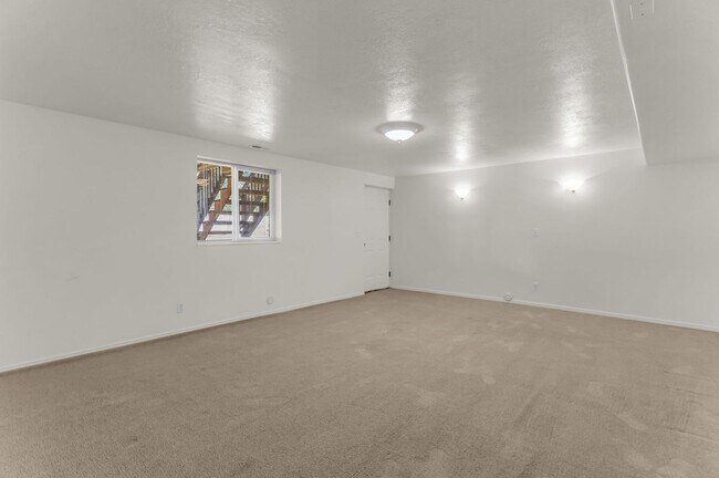Building Photo - Spacious 5 Bed Kaysville Home with 3-Car Garage