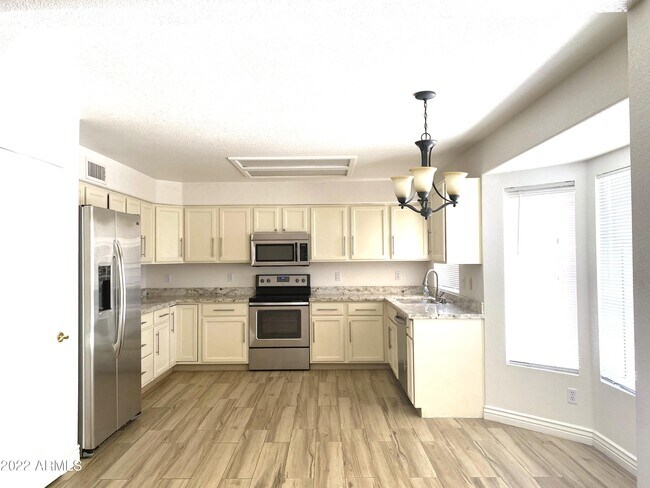 Building Photo - 1013 W Sandra Ter