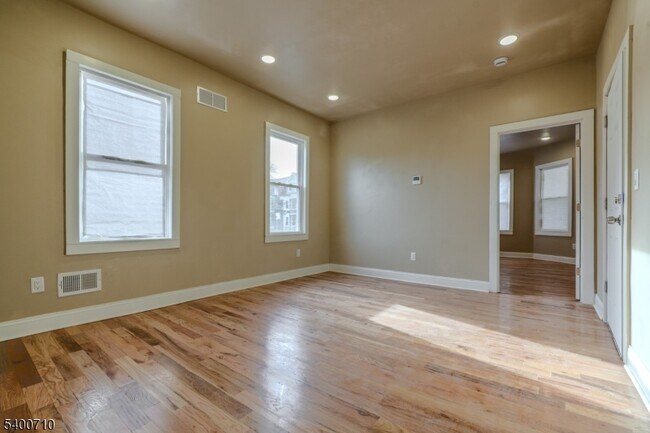 Building Photo - 882 S 14th St