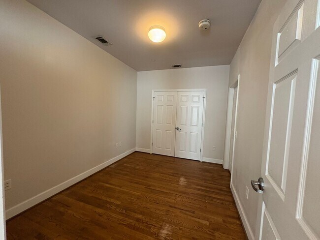 Building Photo - 490 Poplar St