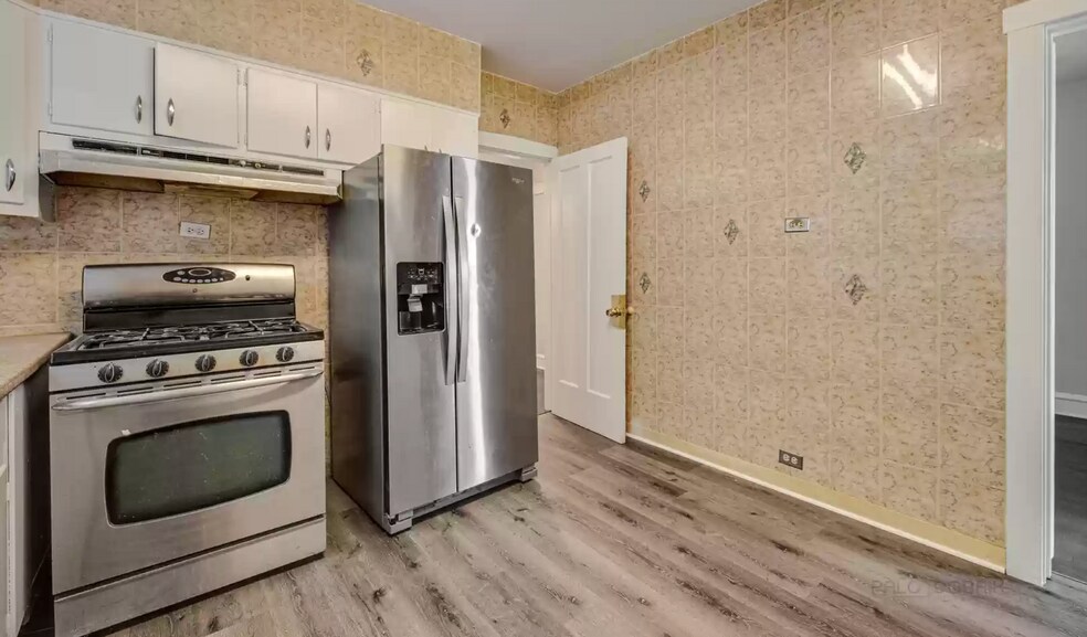kitchen - 5725 N Bernard St