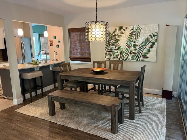 Building Photo - Walk to the beach from this 2BR FURNISHED ...