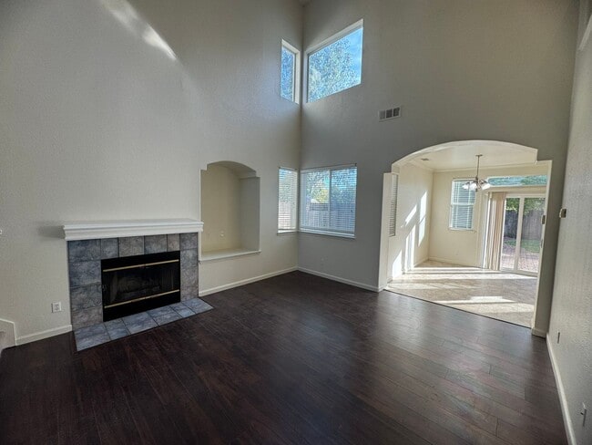 Building Photo - Spacious 2 Story Near Trails & Rose Park