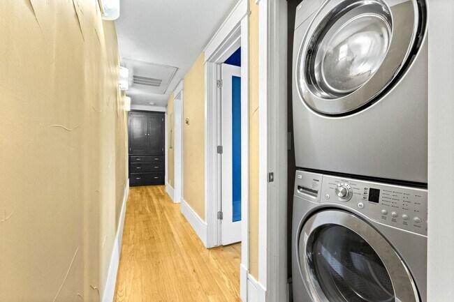 Building Photo - Stunning Industrial-Chic Loft in the Heart of Capitol Hill