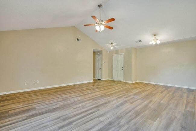 Building Photo - 1501 Woodcrest Cir