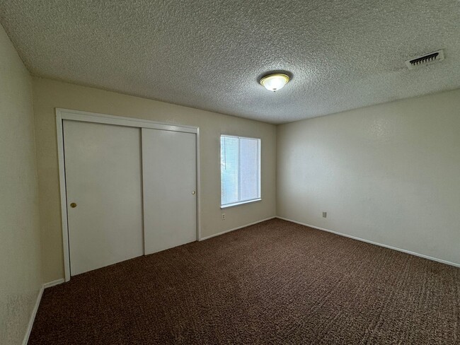 Building Photo - Spacious three bedroom home!