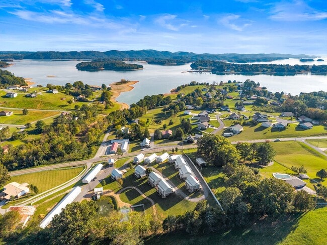 Building Photo - 1925 Lakeshore Dr