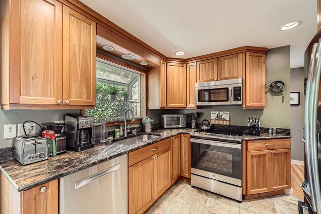 Building Photo - Charming Seattle Home in Seattle's Wedgwood Neighborhood - Furnished