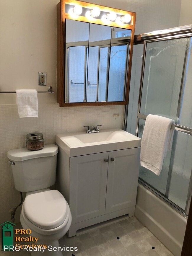 Building Photo - 2 br, 1 bath House - 727 Geranium Ave E