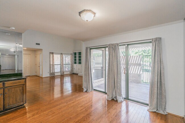 Building Photo - BEAUTIFUL and SPACIOUS Townhome in Ideal L...