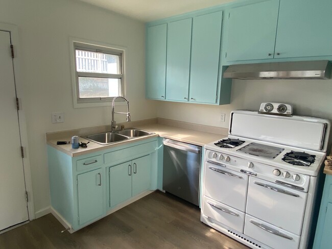 Fully renovated kitchen - 228 W Walnut Ave