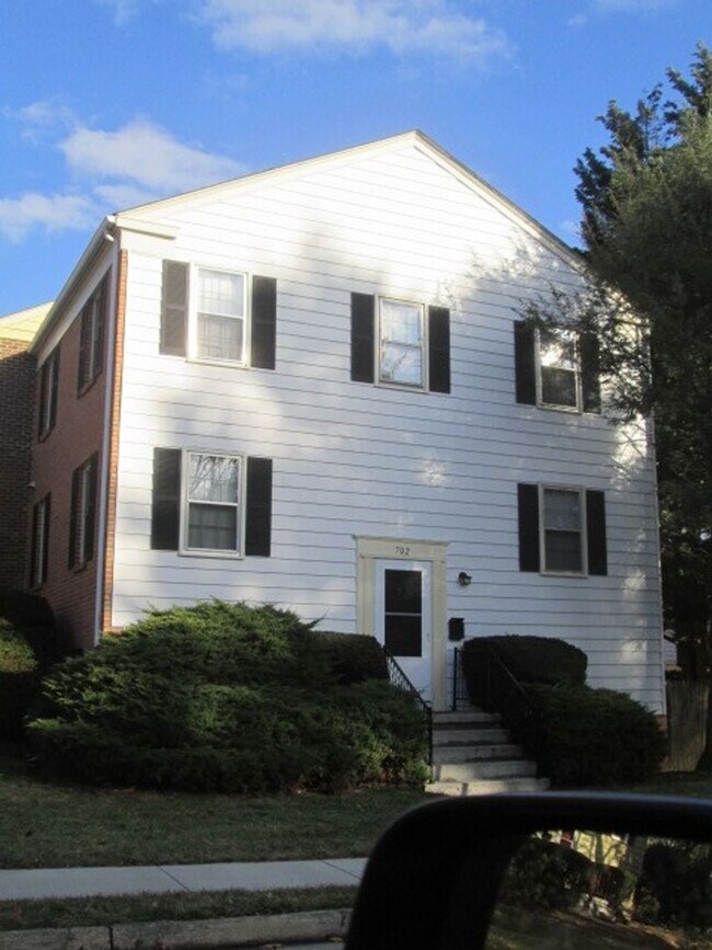Building Photo - 702 Cambridge Rd