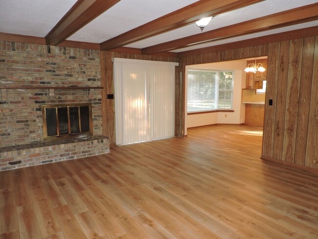 Building Photo - Convenient to interstate, schools & shopping!