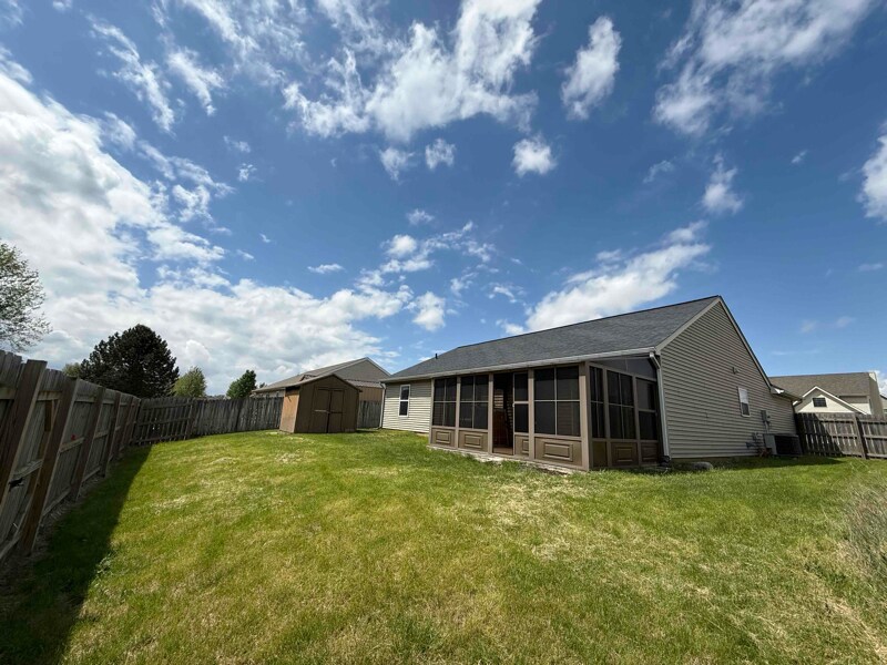 Building Photo - 1327 Roundtable Dr