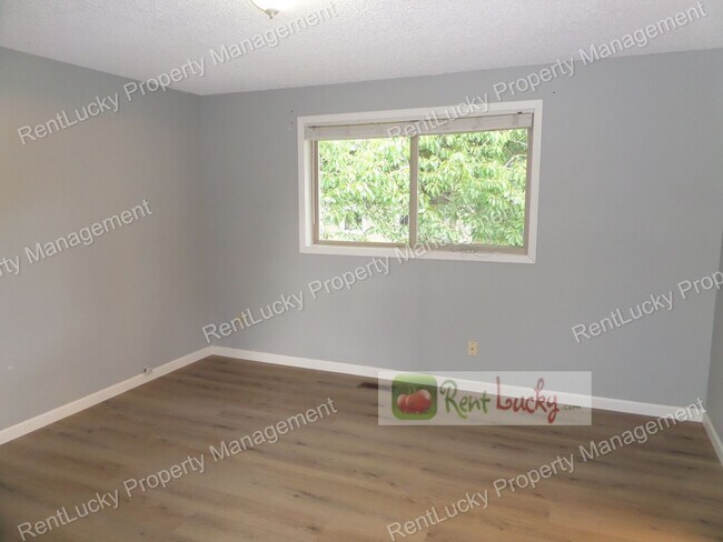 Building Photo - Wonderful & Updated 3-Bedroom Home w/Custom Chicken Coop in Redmond FOR RENT!!