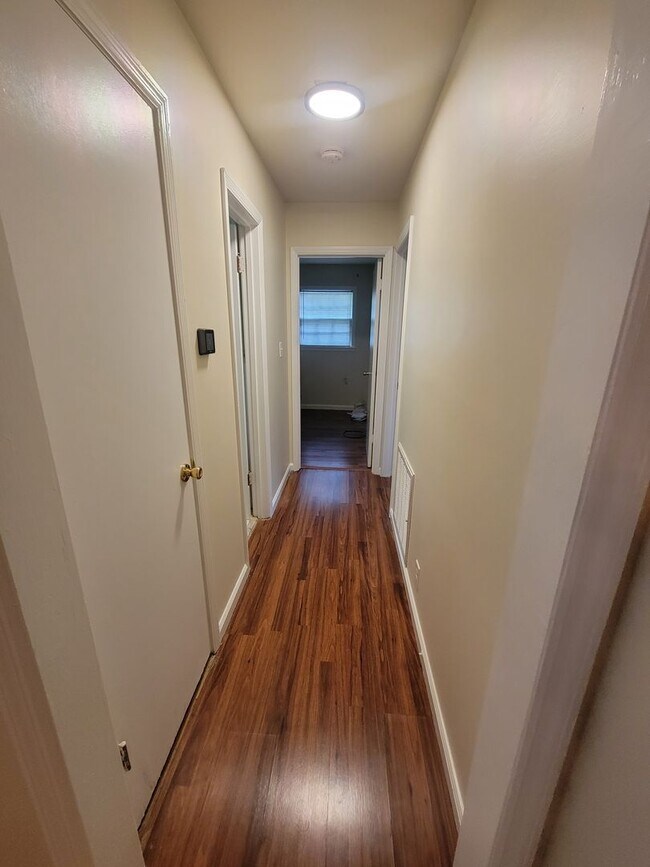 Building Photo - 3 Bedroom 2 Bathroom Home with One Car Attached Garage in Valley Park Homes Subdivision