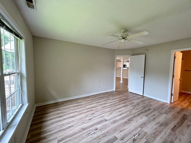 Building Photo - 2BR Condo in Holton Place – Pool, Porch, a...