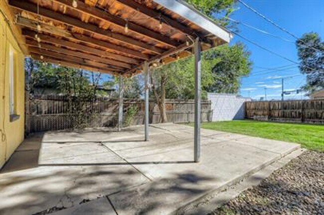 Building Photo - Updated 4-Bed Home, Finished Basement and ...