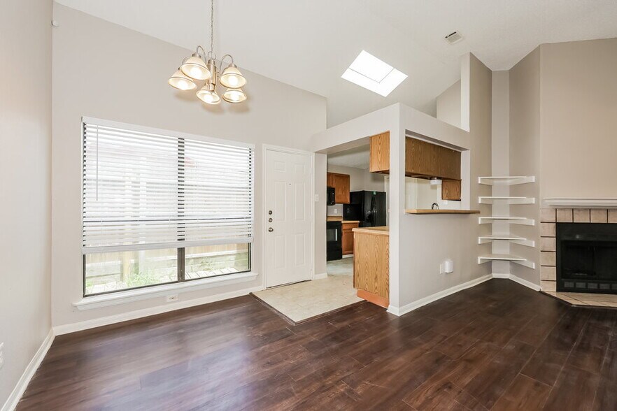 Building Photo - 4747 Poppy Dr E
