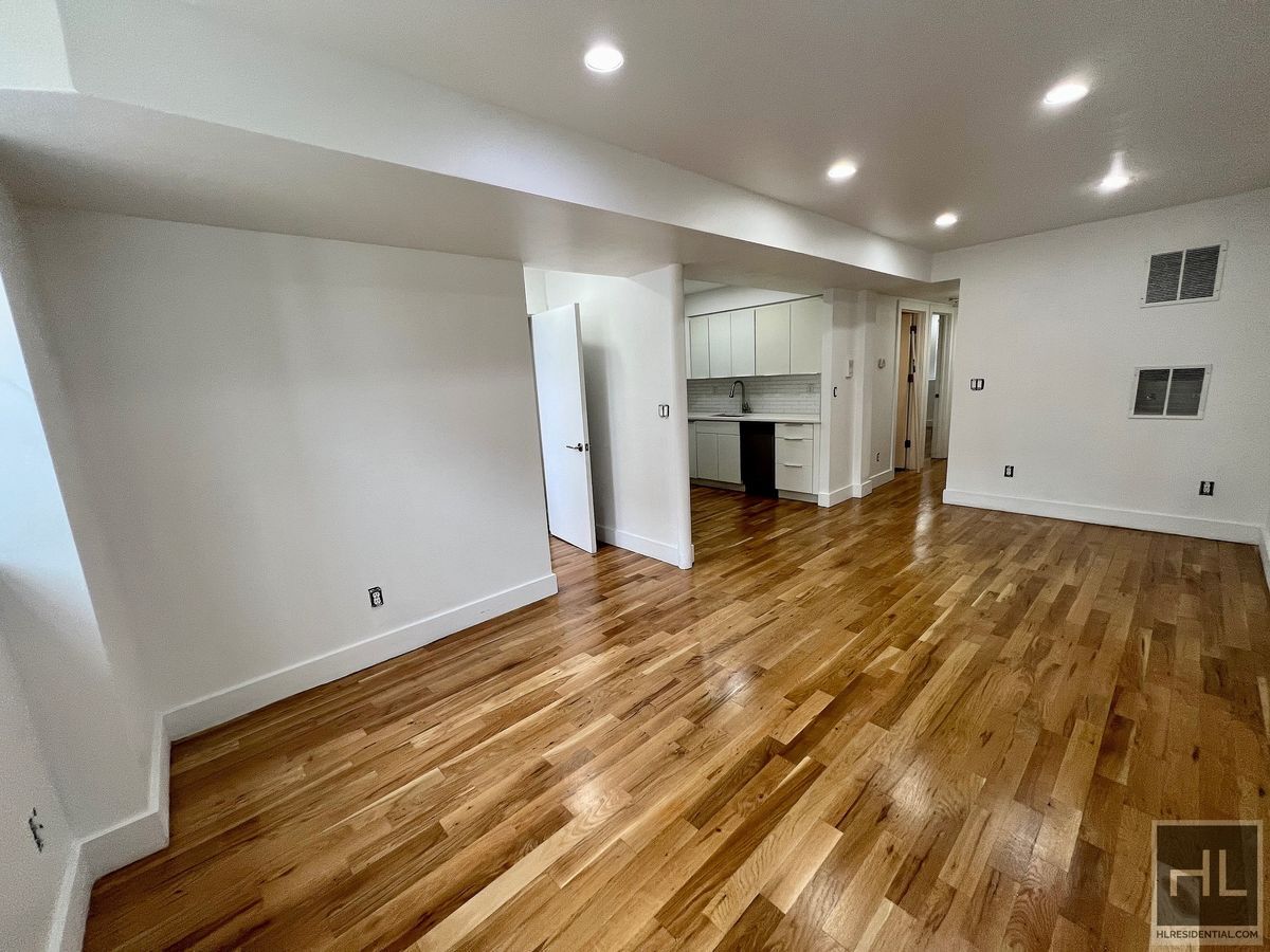 Building Photo - 2BR 1BA Townhouse Private Garden & In-Unit Laundry on Ocean Hill Bushwick Border