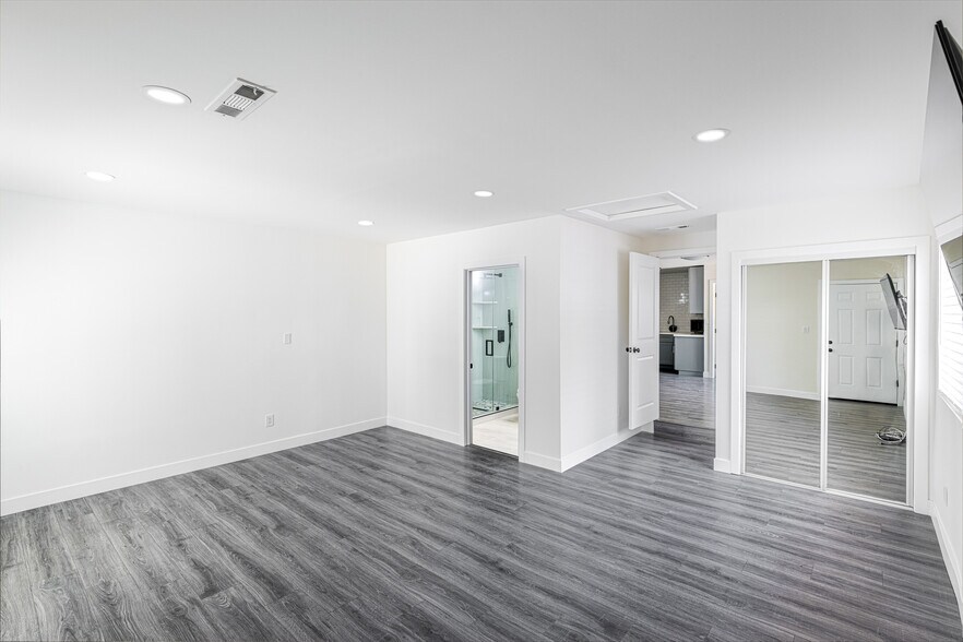 Primary Photo - 8143 Hinds Ave