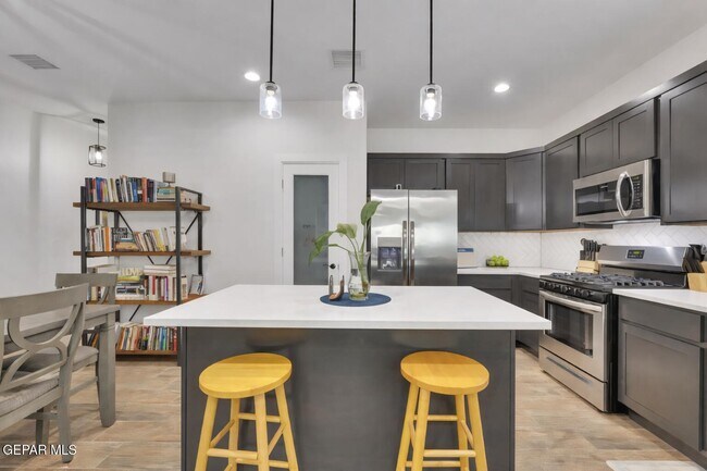 Building Photo - 13841 Paseo De La Luna Ave