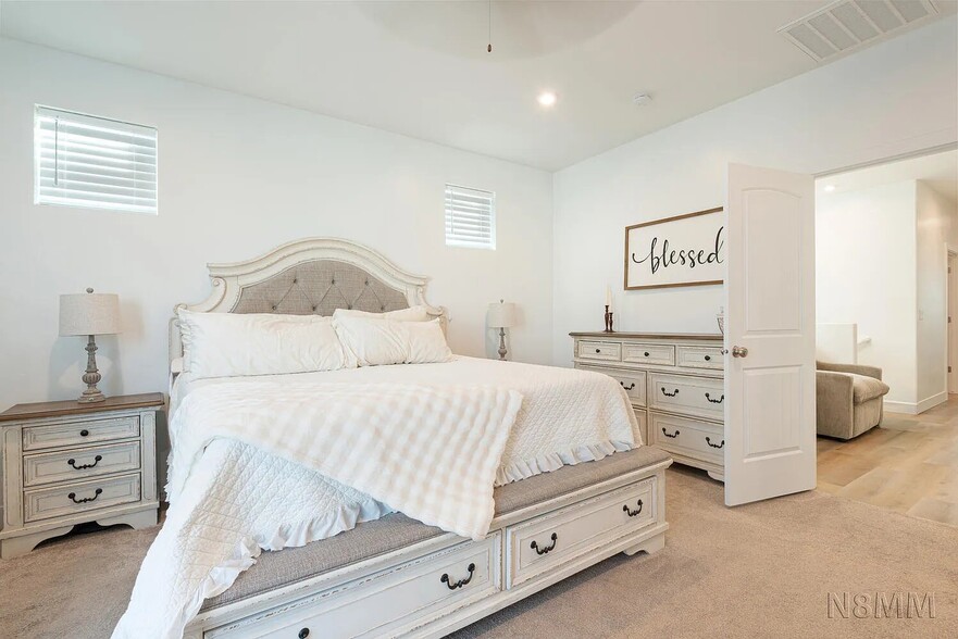 Building Photo - 5651 S Garnet Dr
