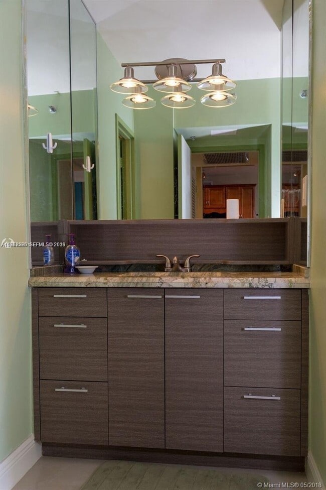 Building Photo - 100 Lincoln Rd