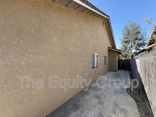 Building Photo - 1106 N Crenshaw St