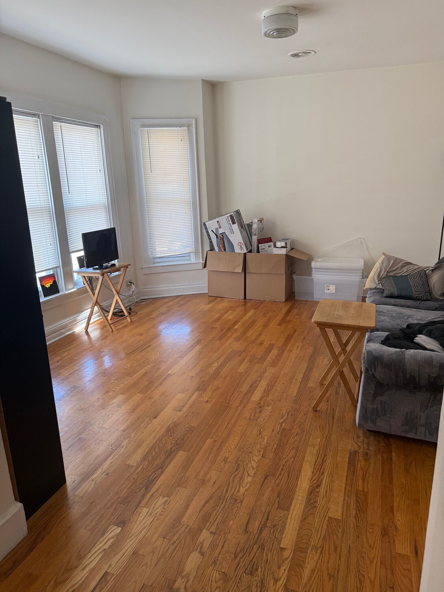 living dining - 2305 W Fullerton Ave