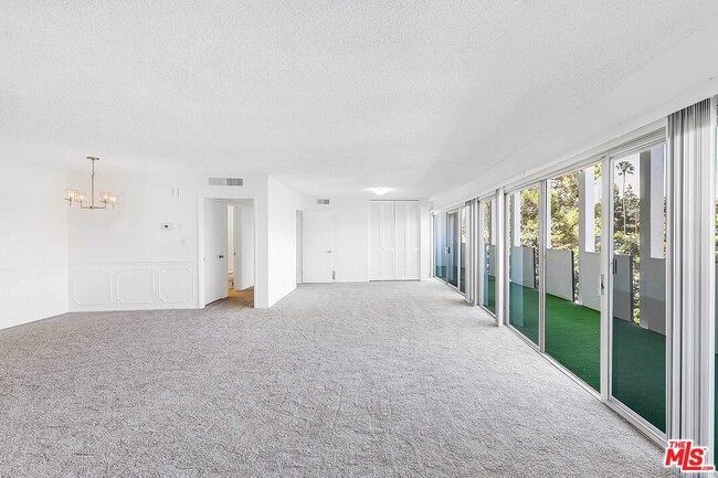 Building Photo - 825 S Gretna Green Way