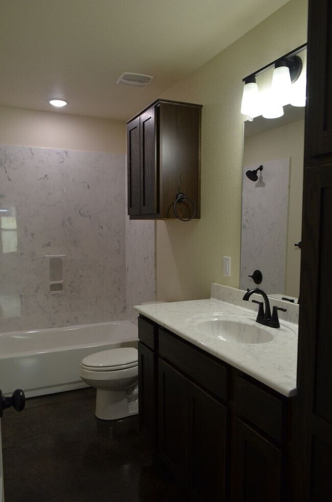 Building Photo - 1001 Cline Dr