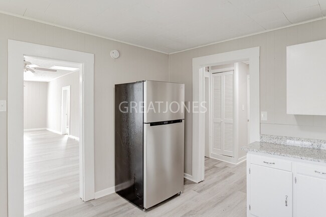 Building Photo - 1703 Pine St