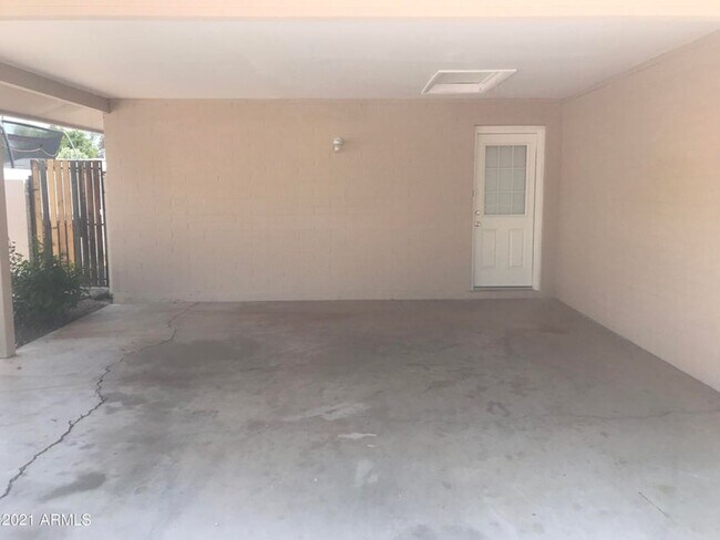 Building Photo - 4 Bed 2 Bath