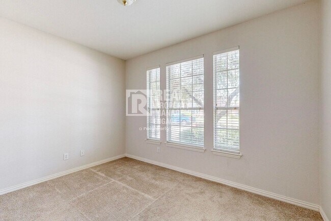 Building Photo - Elegant 5-Bedroom Home for Rent in Prime C...