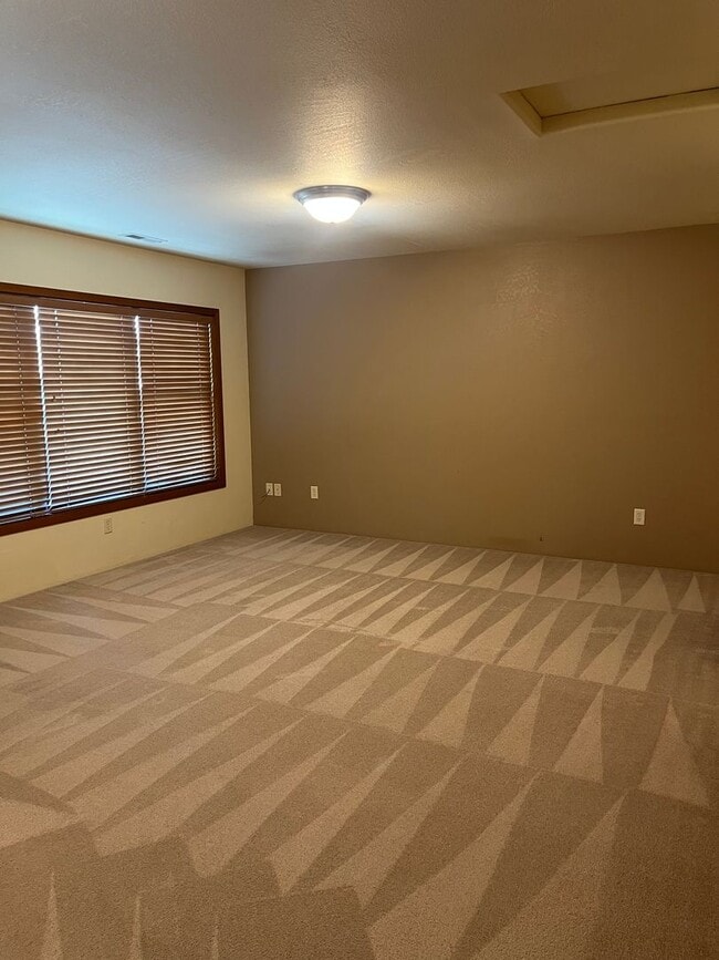 Building Photo - 3 Bedroom 2.5 Bath Townhouse