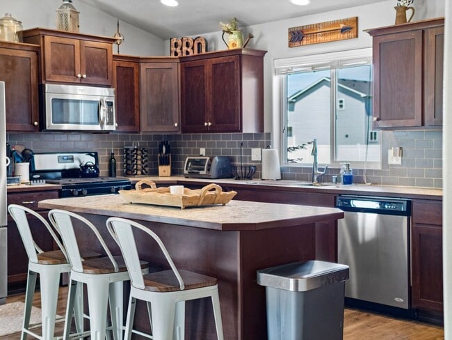 Building Photo - Beautiful home 5MILE/Big Yard & Garage (Furnished)