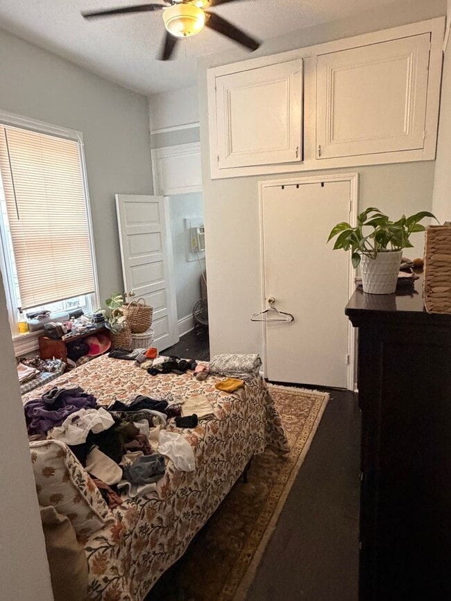 Building Photo - Spacious 1BD Shotgun, Uptown with Backyard!