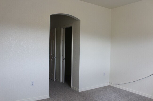 Building Photo - Beautiful 3 BR/3 1/2 BA Townhouse in Stonegate!!