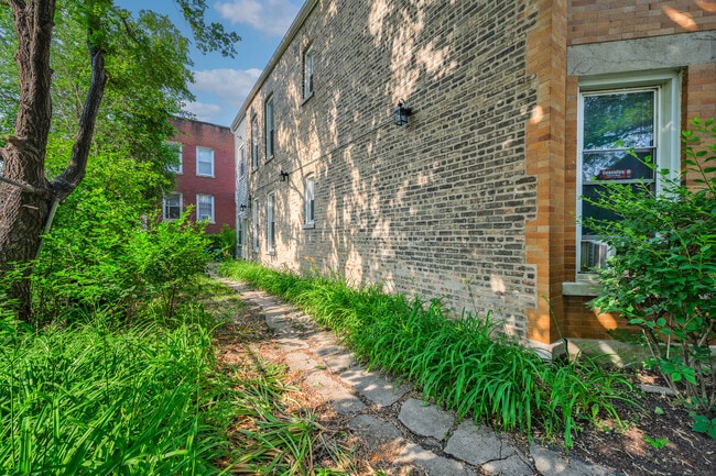 Building Photo - 3521 W Cortland St