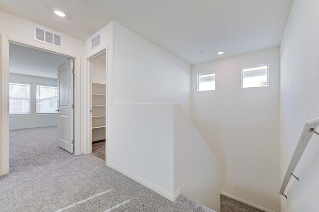 Building Photo - Newly Built 4 bedrooms in Cadence