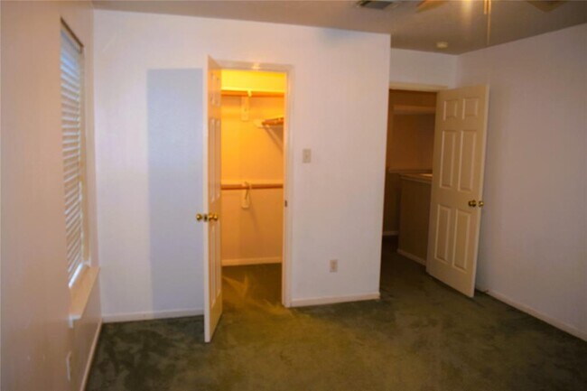 Building Photo - 8511 Cross Country Dr