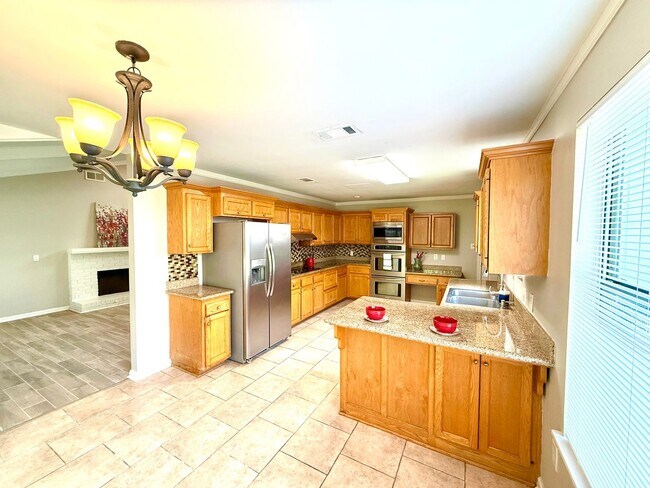 Building Photo - Stylish, Spacious & In a Prime Baton Rouge...