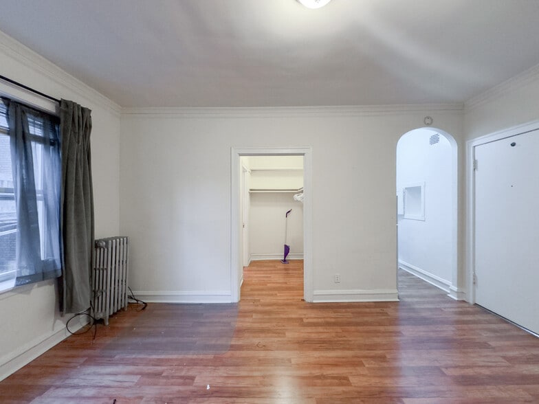 Building Photo - 2536 N Sawyer Ave