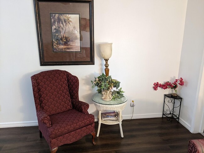 Building Photo - 2 Bed / 1 Bath Cozy Downtown Duplex Apartment