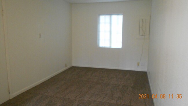 Building Photo - 1 Bedroom Duplex