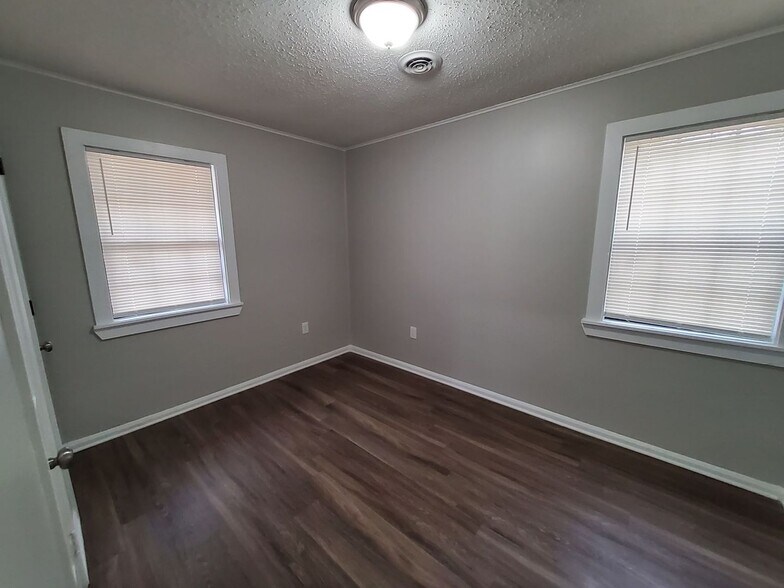 Building Photo - 6884 Ensign Rd