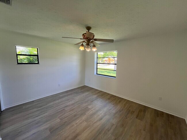 Building Photo - 574 SW Duval Ave